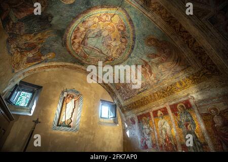 Kirche Santa Maria Maggiore, Seitenkapelle mit umbrisch-senesischen Fresken aus dem frühen sechzehnten Jahrhundert. Sovana, Provinzen von Grosseto, Toskana,. Stockfoto