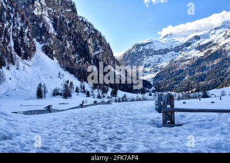 Winter, Frühling, Schnee, Tiefschnee, verneit, Zugeschneit, Schneehöhe, Felbertauern, Nationalpark, hohe Tauern, Matreier Tauernhaus, Zaun, Holzzau Stockfoto