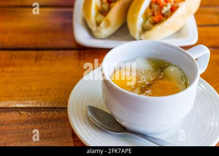 Weich gekochtes Ei in weißer Tasse mit Löffel Morgennahrung Stockfoto