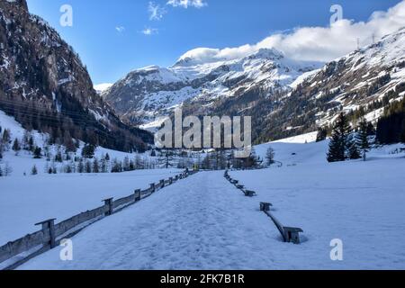 Winter, Frühling, Schnee, Tiefschnee, verneit, Zugeschneit, Schneehöhe, Felbertauern, Nationalpark, hohe Tauern, Matreier Tauernhaus, Zaun, Holzzau Stockfoto