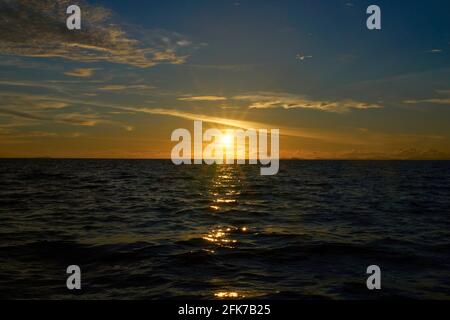 Sonnenuntergang über dem Andamanensee vor der Küste von Ko Phi Phi Don, Thailand Stockfoto