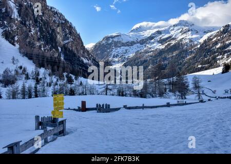 Winter, Frühling, Schnee, Tiefschnee, verneit, Zugeschneit, Schneehöhe, Felbertauern, Nationalpark, hohe Tauern, Matreier Tauernhaus, Zaun, Holzzau Stockfoto