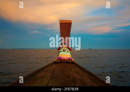 Sonnenuntergang über dem Andamanensee vor der Küste von Ko Phi Phi Don von einem Langboot aus gesehen, Thailand. Stockfoto