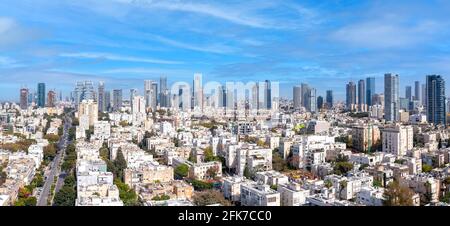 Skyline von Tel Aviv über dem Kikar Hamedina Platz mit Wolkenkratzern im Geschäftsviertel am Horizont, Luftblick. Stockfoto