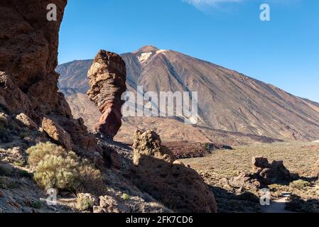 Roque Cinchado und Gipfel des Teide-Vulkans, Teide-Nationalpark, Insel Teneriffa, Spanien Stockfoto