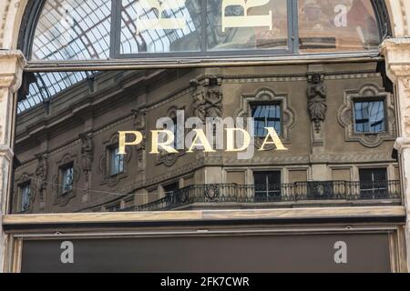 Mailand, Italien - 16. Sep 2015: Schild Prada Store. Prada ein italienisches Luxus-Modehaus. Stockfoto