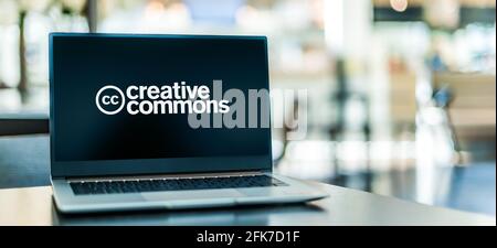 POZNAN, POL - APR 15, 2021: Laptop-Computer mit Logo von Creative Commons, einer amerikanischen Non-Profit-Organisation und einem internationalen Netzwerk. Stockfoto