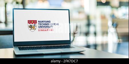 POZNAN, POL - APR 20, 2021: Laptop-Computer mit Logo der Nanyang Technological University, Singapur (NTU), dem zweitältesten öffentlichen Autonom Stockfoto