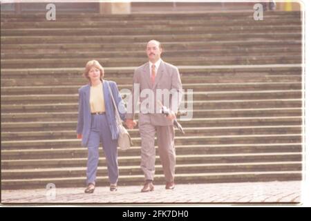 Bruce Grobbelaar und seine Frau verlassen das Crown Court 1997Bruce Grobbelaar ehemaliger Fußballer wurde von Verschwörungsanklagen für Rig-Spiele aber gelöscht Eine Zählung bleibt auf Grobbelaar, weil er angeblich zweitausend angenommen hat Pfund, um das Ergebnis der Spiele beeinflussen Experten Zeugen sagte Es gab kein Zeichen auf Videos von Versuchen, sich zu biegen Ergebnisse Stockfoto