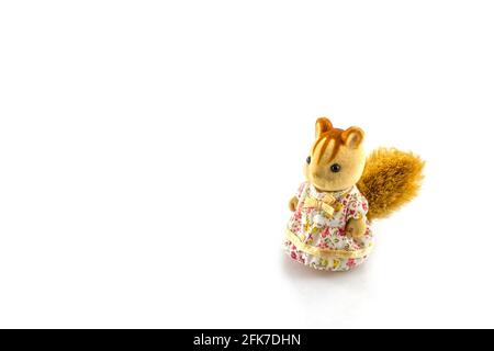 Eichhörnchen Spielzeug tragen rosa Kleid auf einem weißen Hintergrund Stockfoto