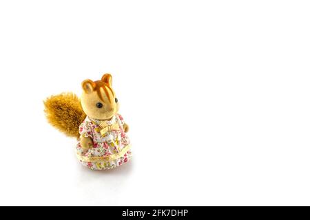Eichhörnchen Spielzeug tragen rosa Kleid auf einem weißen Hintergrund Stockfoto