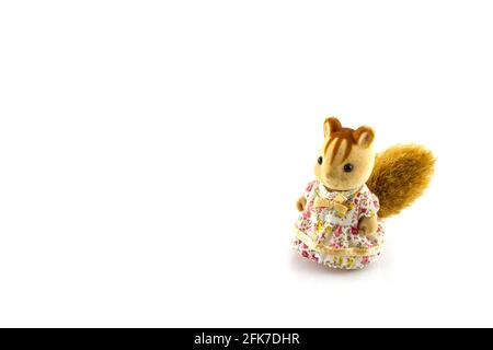Eichhörnchen Spielzeug tragen rosa Kleid auf einem weißen Hintergrund Stockfoto
