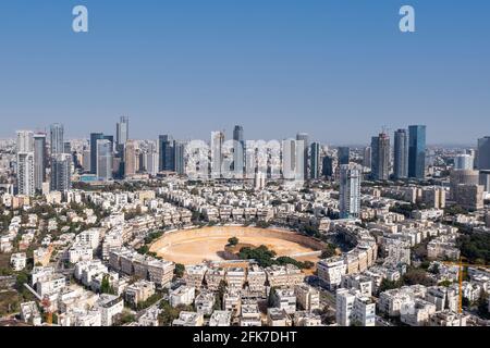 Skyline von Tel Aviv über dem Kikar Hamedina Platz mit Wolkenkratzern im Geschäftsviertel am Horizont, Luftblick. Stockfoto