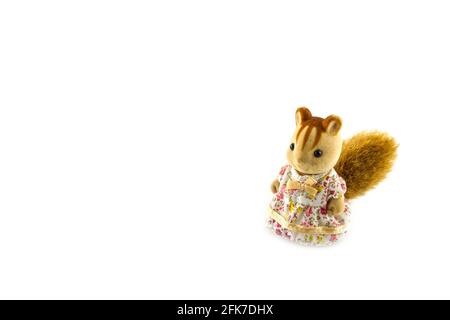 Eichhörnchen Spielzeug tragen rosa Kleid auf einem weißen Hintergrund Stockfoto