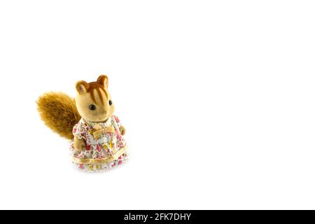 Eichhörnchen Spielzeug tragen rosa Kleid auf einem weißen Hintergrund Stockfoto