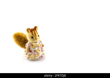 Eichhörnchen Spielzeug tragen rosa Kleid auf einem weißen Hintergrund Stockfoto