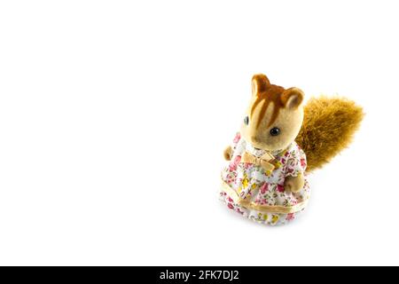 Eichhörnchen Spielzeug tragen rosa Kleid auf einem weißen Hintergrund Stockfoto