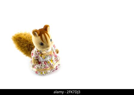 Eichhörnchen Spielzeug tragen rosa Kleid auf einem weißen Hintergrund Stockfoto