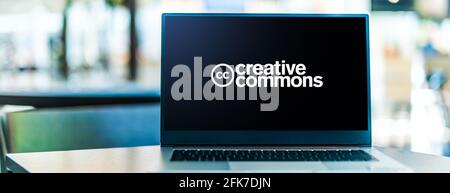 POZNAN, POL - APR 15, 2021: Laptop-Computer mit Logo von Creative Commons, einer amerikanischen Non-Profit-Organisation und einem internationalen Netzwerk. Stockfoto