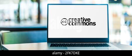 POZNAN, POL - APR 15, 2021: Laptop-Computer mit Logo von Creative Commons, einer amerikanischen Non-Profit-Organisation und einem internationalen Netzwerk. Stockfoto