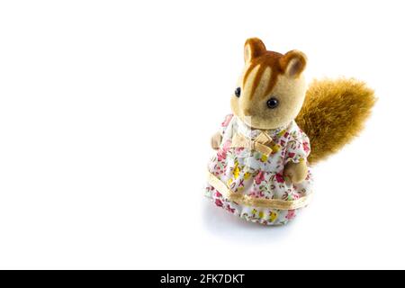 Eichhörnchen Spielzeug tragen rosa Kleid auf einem weißen Hintergrund Stockfoto