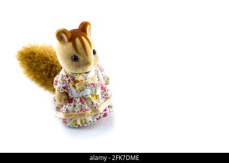 Eichhörnchen Spielzeug tragen rosa Kleid auf einem weißen Hintergrund Stockfoto
