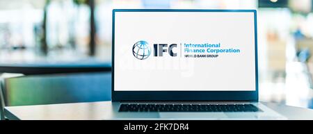 POZNAN, POL - APR 15, 2021: Laptop-Computer mit Logo der IFC, einer Institution, die Investitionen, Beratung und Dienstleistungen anbietet, um die Entwicklung zu fördern Stockfoto