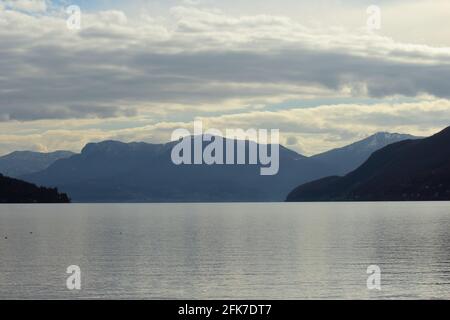 Schweizer Gebiet des Lago Maggiore, Wolken und Berge Stockfoto