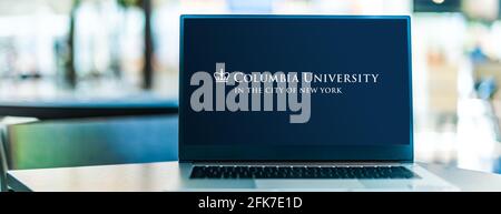 POZNAN, POL - APR 20, 2021: Laptop-Computer mit Logo der Columbia University, einer privaten Ivy League-Forschungsuniversität in New York City Stockfoto