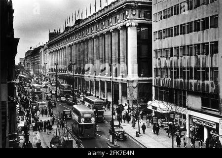 London Oxford Street Selfridges Store geschäftige Szene mit Bussen und Taxis fahren entlang der Straßen voller Käufer und Touristen Stockfoto