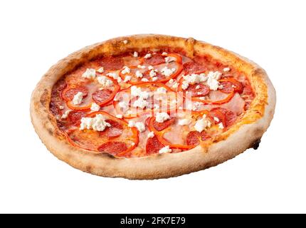 Pizza isoliert auf weißem Hintergrund. Pizza 4 Jahreszeiten . Hergestellt auf Tomaten, mit würziger Salami, zartem Schinken und ergänzt mit Schattierungen von süßem Pfeffer a Stockfoto