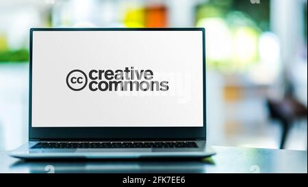 POZNAN, POL - APR 15, 2021: Laptop-Computer mit Logo von Creative Commons, einer amerikanischen Non-Profit-Organisation und einem internationalen Netzwerk. Stockfoto