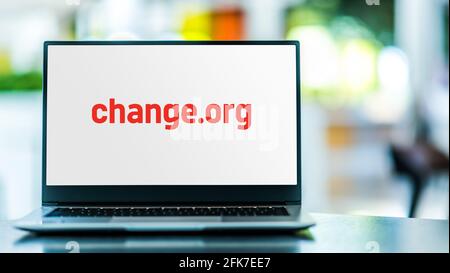 POZNAN, POL - APR 15, 2021: Laptop-Computer mit Logo von Change.org, einer amerikanischen Petitions-Website, die von for-Profit Change.org, PBC betrieben wird Stockfoto