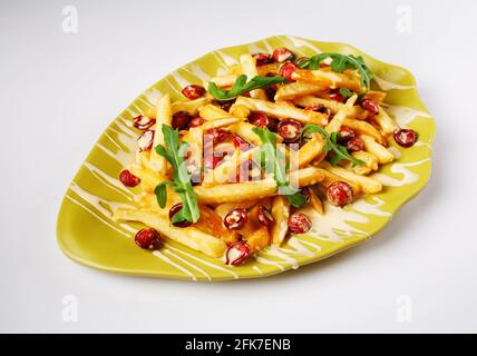 Pommes frites mit Wurst in Käsesauce. Stockfoto