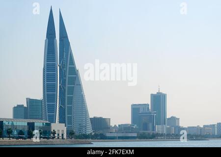 Bahrain Bay mit dem legendären Bahrain World Trade Center oder BWTC Building, Manama, Bahrain Stockfoto