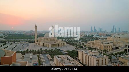 Panoramablick auf die große Al Fateh Moschee in Manama von Bahrain bei Sonnenuntergang Stockfoto