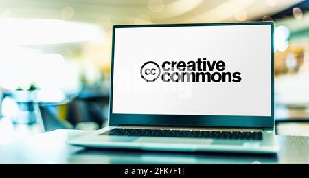 POZNAN, POL - APR 15, 2021: Laptop-Computer mit Logo von Creative Commons, einer amerikanischen Non-Profit-Organisation und einem internationalen Netzwerk. Stockfoto