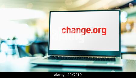 POZNAN, POL - APR 15, 2021: Laptop-Computer mit Logo von Change.org, einer amerikanischen Petitions-Website, die von for-Profit Change.org, PBC betrieben wird Stockfoto