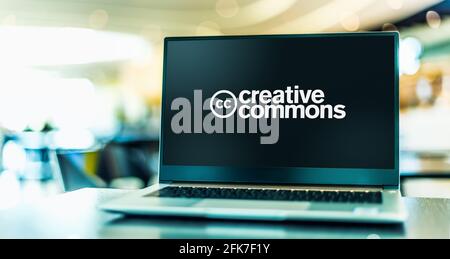 POZNAN, POL - APR 15, 2021: Laptop-Computer mit Logo von Creative Commons, einer amerikanischen Non-Profit-Organisation und einem internationalen Netzwerk. Stockfoto