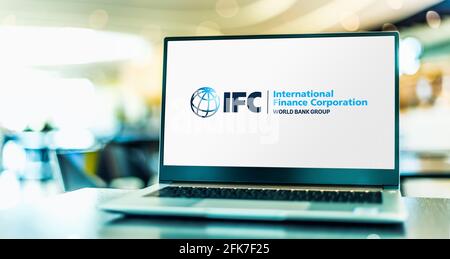 POZNAN, POL - APR 15, 2021: Laptop-Computer mit Logo der IFC, einer Institution, die Investitionen, Beratung und Dienstleistungen anbietet, um die Entwicklung zu fördern Stockfoto