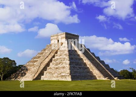 Chichen Itza die Hauptpyramide El Castillo wird auch Tempel von Kukulcan genannt. Der Maya-Name 'Chich'en Itza' bedeutet 'an der Mündung des Brunnenes des Itz' Stockfoto