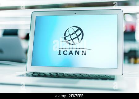 POZNAN, POL - APR 15, 2021: Laptop-Computer mit Logo der Internet Corporation für zugewiesene Namen und Nummern, einem amerikanischen Multistakeholder g Stockfoto