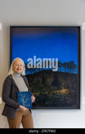 Edinburgh, Großbritannien. 29. April 2021 Foto: Christine De Luca in der Scottish Gallery. Zwölf Werke der Künstlerin Victoria Crowe OBE sind in der neuen Ausstellung Another Time, Another Place in der Scottish Gallery in Edinburgh zu sehen. Die Werke haben begleitende Gedichte von Christine De Luca inspiriert. Kredit: Rich Dyson/Alamy Live Nachrichten Stockfoto