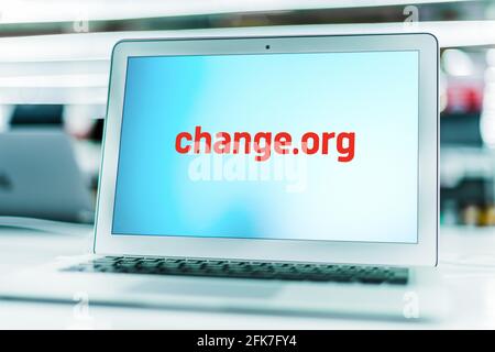 POZNAN, POL - APR 15, 2021: Laptop-Computer mit Logo von Change.org, einer amerikanischen Petitions-Website, die von for-Profit Change.org, PBC betrieben wird Stockfoto