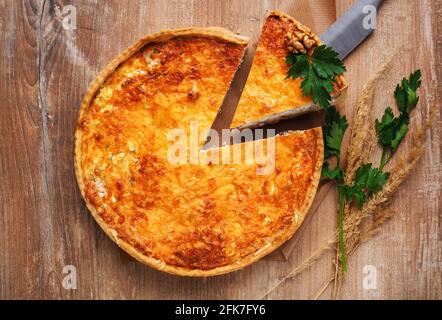 Traditionelle Gemüsekuchen auf rustikalem Holztisch. Scheiben Kuchen gefüllt mit Pilzen und Käse. Nahaufnahme. Selektiver Fokus. Stockfoto