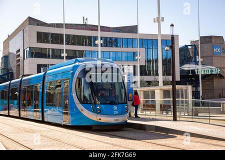 Straßenbahn in Birmingham Centenary Square, Großbritannien Stockfoto