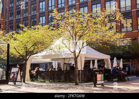 Essbereich und Platz im Freien in Oozells Square, Birmingham City Centre, Großbritannien Stockfoto