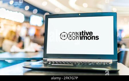 POZNAN, POL - APR 15, 2021: Laptop-Computer mit Logo von Creative Commons, einer amerikanischen Non-Profit-Organisation und einem internationalen Netzwerk. Stockfoto