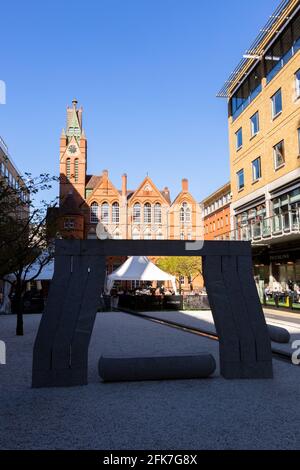 Essbereich und Platz im Freien in Oozells Square, Birmingham City Centre, Großbritannien Stockfoto