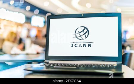 POZNAN, POL - APR 15, 2021: Laptop-Computer mit Logo der Internet Corporation für zugewiesene Namen und Nummern, einem amerikanischen Multistakeholder g Stockfoto